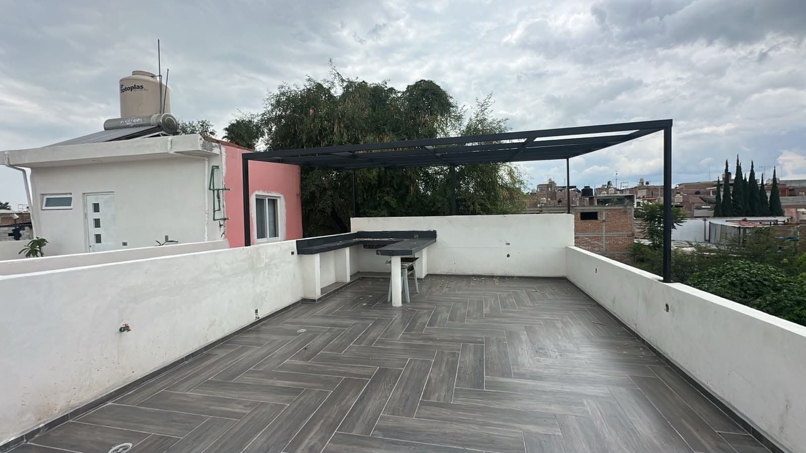 La terraza de Zacatecas 54: pérgola de herrería con teja y barra de concreto